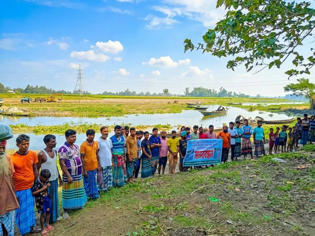 মাদারগঞ্জে ৫৫ বছরেও নির্মাণ হয়নি সেতু, দুর্ভোগে হাজারো মানুষ; সেতুর দাবিতে মানববন্ধন